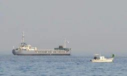 Le "Jennifer", qui fait partie d'une flottille transportant environ 400 tonnes d'aide affrétée par les ONG World Central Kitchen et Open Arms, quitte le port chypriote de Larnaca le 30 mars 2024