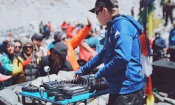Le disc-jokey britannique Paul Oakenfold mixe pour les alpinistes au camp de base de l'Everest, le 11 avril 2017