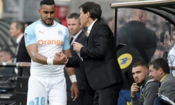 L'attaquant de Marseille Dimitri Payet (g) quitte le terrain, congratulé par son entraßneur Rudi Garcia, contre Guingamp, en L1 au Roudourou, le 20 avril 2019