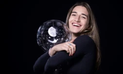 La Française Perrine Laffont pose avec son globe de cristal, trophée remis au vainqueur du classement de la Coupe du monde dans l'épreuve des bosses, le 24 mars 2021 à Paris