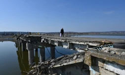 Un pont démoli par les combats dans le village de Staryi Saltiv, à l'est de Kharkiv en Ukraine, le 22 mars 2023