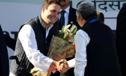 Rahul Gandhi reçoit des fleurs aprĂšs son Ă©lection Ă la tĂȘte du Parti du congrĂšs Ă New Delhi le 16 dĂ©cembre 2017