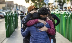 Des personnes font la queue pour remplir leurs bombonnes d'oxygÚne vides à Callao (Pérou), le 29 janvier 2021.