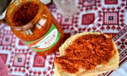 Un bocal d'ajvar, un condiment très prisé dans les Balkans à base de poivrons rouges, le 25 septembre 2017 à Leskovac, en Serbie
