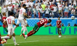 Le Marocain Aziz Bouhaddouz inscrit un but contre son camp contre l'Iran lors du Mondial, le 15 juin 2018 à Saint-Pétersbourg