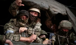 Des membres du groupe paramilitaire russe Wagner dans un véhicule militaire à Rostov-sur-le-Don, le 24 juin 2023 en Russie, 