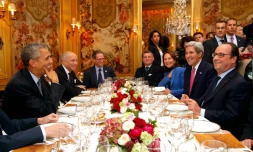 Barack Obama et Laurent Fabius (D) en face de François Hollande, John Kerry et Ségolène Royal (D) lors du dîner à L'Ambroisie, le 30 novembre 2015 à Paris