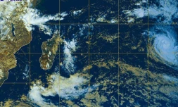 La forte tempête tropicale Imani se situait à 16 heures à 3175 kilomètres à l'est de La Réunion