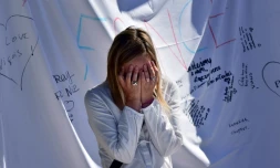 Une femme pleure devant un mémorial improvisé dédié aux victimes, le 16 juillet 2016 à Nice