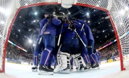 Les joueurs de l'équipe de France, victorieux de la Finlande dans le groupe B du Mondial de hockey, le 7 mai 2017 à Paris