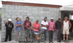 Réalisée par 16 jeunes, la réhabilitation du CASE de Ravine Daniel s'inscrit dans le cadre du Projet d'initiative locale (Photo : mairie de Saint-Paul)