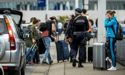 Un policier néerlandais à l'aéroport d'Amsterdam le 30 juillet 2016