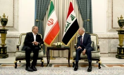 Une photo fournie par le bureau du président irakien montre ce dernier Abdel Latif Rachid (D) rencontrant son homologue iranien Massoud Pezeshkian à Bagdad, le 11 septembre 2024