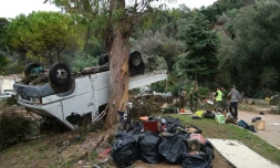 Des employés municipaux nettoient les débris au Cannet, le 6 octobre 2015