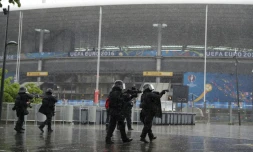 Des membres du Raid participent à un exercice de sécurité devant le Stade de France à Saint-Denis le 31 mai 2016