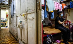 Wong Mei-ying, 70 ans, dans son logement de 5 m2 qu'elle partage avec son fils Ă Hong Kong le 14 mai 2020