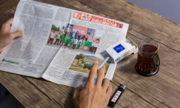 Un homme fume chez lui à Achkhabad, au Turkménistan, le 27 juillet 2025