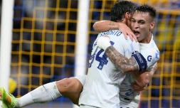 L'attaquant et capitaine de l'Inter Milan Lautaro Martinez félicité par son coéquipier Francesco Pio Esposito après le deuxième but du club italien face à l'Union Saint-Gilloise en Ligue des champions le 21 octobre 2025 à Bruxelles