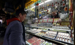 Un Iranien regarde des bagues de pierres précieuses dans une boutique d'un bazar au sud de Téhéran, le 8 janvier 2024