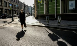 Une femme portant un masque dans une rue de Moscou le 5 octobre 2020