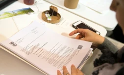 Une copie du projet d'accord à la COP21 au Bourget, le 12 décembre 2015