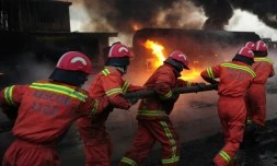Un camion citerne transportant du pétrole a pris feu dimanche dans le centre du Pakistan, tuant au moins 123 personnes et en blessant une centaine d'autres