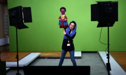 La marionnettiste afghane Mansoora Shirzad manipule la marionnette Zari, lors d'un tournage au studio de télévision à Kaboul, le 10 avril 2016