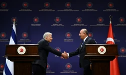 Les chefs de la diplomatie turque Mevlut Cavusoglu (d) et israélienne Yaïr Lapid lors d'une conférence de presse le 23 juin 2022 à Ankara