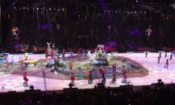 Avec sa scène de plus de 30 mètres de long et 20 de large, son équipe de 300 personnes, son propre train, le cirque américain Ringling Bros and Barnum and Bailey est un géant