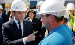 Emmanuel Macron s'adresse à un ouvrier du chantier de Saint-Nazaire le 31 mai 2017