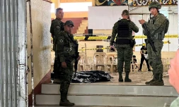 Des militaires montent la garde devant l'entrĂ©e du gymnase de l'universitĂ© d'Etat de Mindanao aux Philippines, le 3 dĂ©cembre, oĂč un attentat Ă la bombe a Ă©tĂ© perpĂ©trĂ©