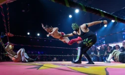 Un match de catch durant un spectacle de Lucha Vavoom au Mayan Theater de Los Angeles, en Californie, le 11 février 2022