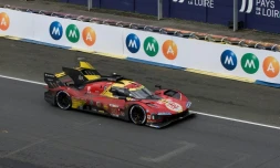 La Ferrari du pilote italien Antonio Fuoco, qui Ă©tait en tĂȘte des 24 heures du Mans Ă deux heures de l'arrivĂ©e, le 16 juin 2024 sur le circuit de la Sarthe