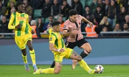 Le Brésilien Douglas Augusto (C) buteur pour Nantes contre le Paris SG (1-1), aux prises avec le Parisien Gonçalo Ramos (d), lors de la 29e journée de Ligue 1, le 22 avril 2025 à la Beaujoire