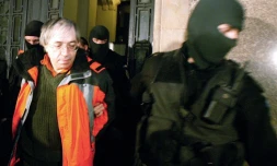 Le gourou Gregorian Bivolaru (g), le 1er avril 2004 Ă la sortie du tribunal de Bucarest