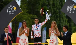 Le Français Warren Barguil (c) sur le podium avec le maillot de meilleur grimpeur du Tour de France, à l'arrivée aux Champs-Elysées, le 23 juillet 2017