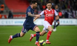 La nouvelle star du PSG Lionel Messi (g) à l'attaque devant le milieu de Reims Alexis Flips, le 29 août 2021 à Reims 