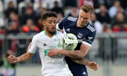 L'attaquant international gabonais de Saint-Etienne Denis Bouanga, à la lutte avec le défenseur norvégien de Bordeaux, Stian Gregersen, lors de la 33e journée de Ligue 1, le 20 avril 2022 au Matmut Atlantique Stadium