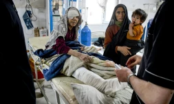 Une Afghane blessée reçoit des soins dans un hÎpital aprÚs le tremblement de terre qui a frappé Mazar-e-Sharif, dans le nord de l'Afghanistan, le 3 novembre 2025
