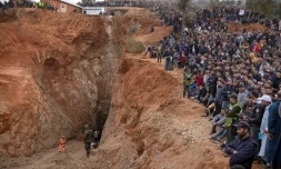 Des équipes de secours tentent d'extraire Rayan, un enfant de cinq ans tombé dans un puits profond, près de Bab Berred, dans le nord du Maroc, le 4 février 2022