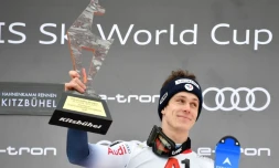 Clément Noël célèbre sa 3e place au slalom de Coupe du monde de Kitzbühel, en Autriche, le 26 janvier 2020
