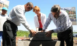 Jeudi 1er avril 2010: Pose de la première pierre des logements sociaux du quartier Vert Lagon à l'Ermitage (Photo: DR)