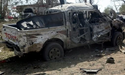 Une voiture détruite par une frappe aérienne dans la ville d'Hodeida au Yémen, le 24 octobre 2018