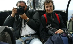 Nicolas Casolari (à droite sur la photo) de retour d'un reportage en hélicoptère au-dessus du volcan