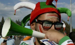 Un supporter iranien avec une vuvuzela avant le match contre le Maroc à Saint-Pétersbourg, le 15 juin 2018
