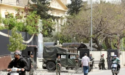 Forces de sécurité devant l'aéroport le 8 avril 2016 à Beyrouth