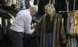 Le propriétaire du magasin de fourrures Madison Avenue Furs à New York, Larry Cowit, avec une cliente, le 10 mars 2026