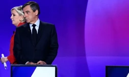 Marine Le Pen (g) et François Fillon, le 20 avril 2017 à Saint-Cloud près de Paris