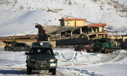 Des véhicules des forces de sécurité afghanes sur les lieux de l'attaque talibane à Maidan Shar, le 21 janvier 2019