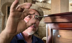 L'artisan René Reyes vérifie la clé d'une cave à cigares dans son atelier de La Havane, le 5 septembre 2023 à Cuba